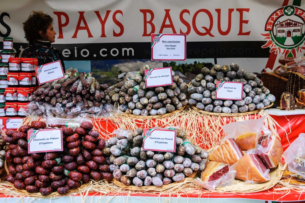 les incontournables de la gastronomie dans les Pyrénées foie gras et charcuteries