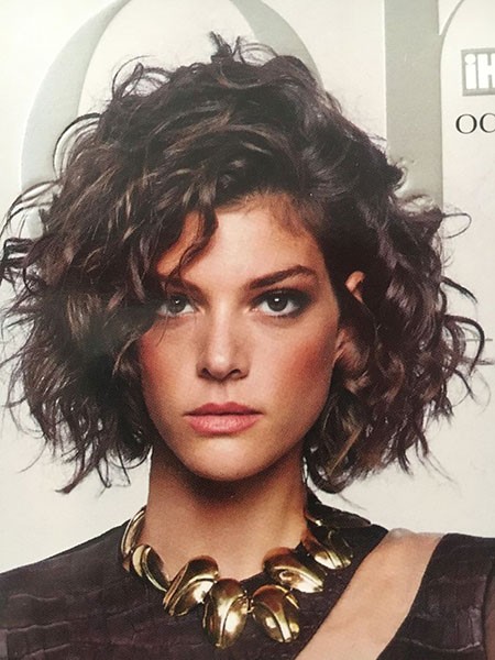 Sensational-Celebrity-Look Chic Short Curly Hairstyles for Women 
