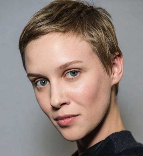 Short-Side-Swept-Decent-Boyish-Hairstyle-for-Girls Best Pixie Haircuts 