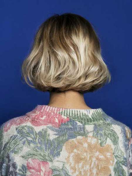 Back-View-of-Short-Wavy-Hair Best Short Haircuts for Wavy Hair 