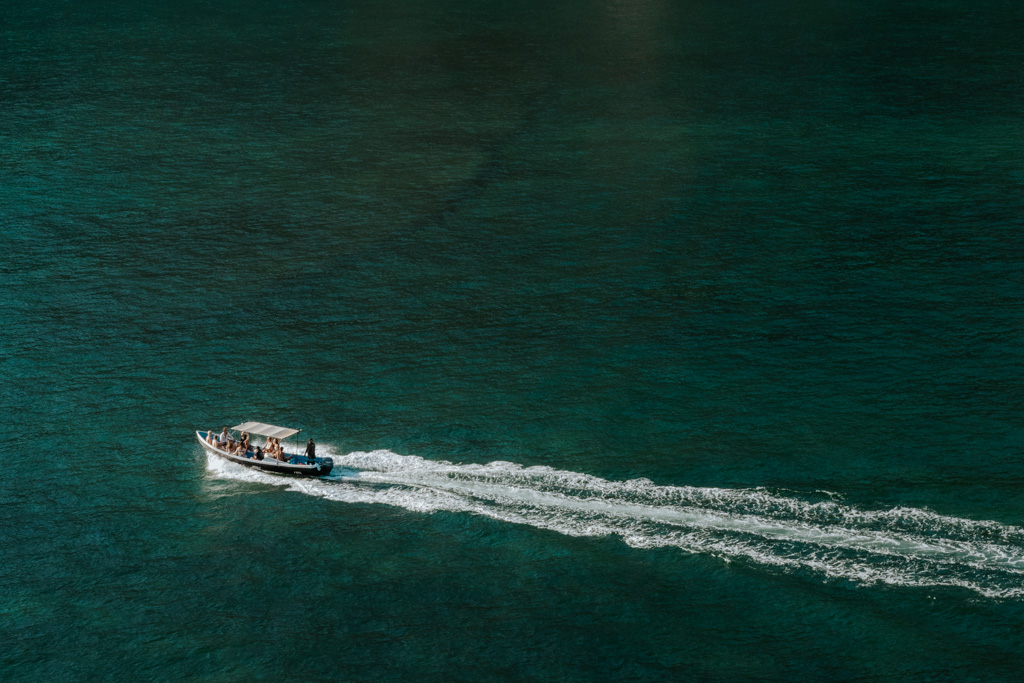 boat speeding through the water towards Turtle Island Costa Rica
