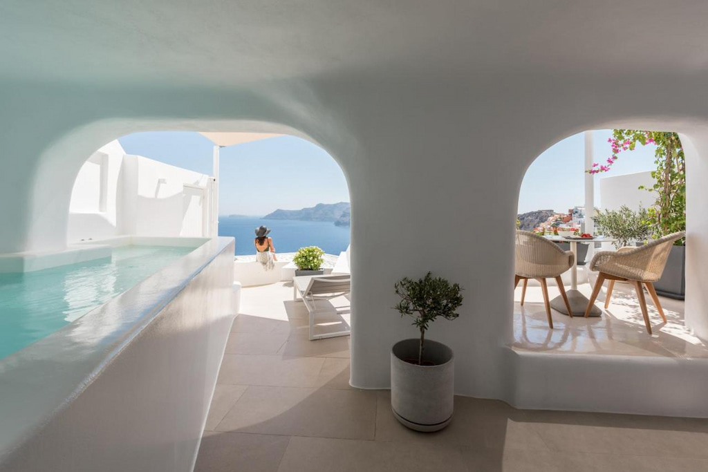 White dome-style ceiling with a private pool in Santorini with a caldera view