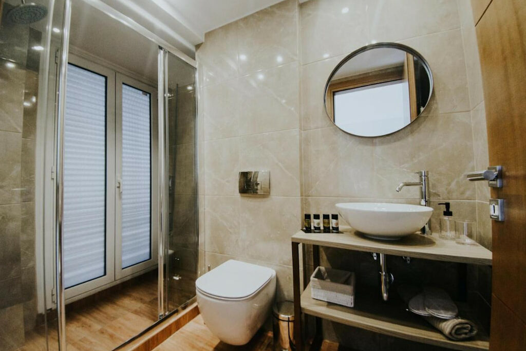 View  of the bathroom with complete amenities