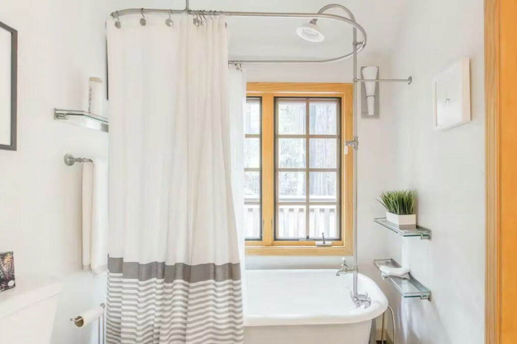 A chic bathroom with old-style tub
