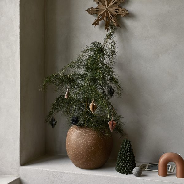 Mit diesen schönen Papieranhängern im 3er Set zaubert man sich ein Stück skandinavische Weihnachten in sein eigenes Zuhause. Die hübschen Anhänger kann man vielseitig einsetzen, ob klassisch am Weihnachtsbaum, im Adventsgesteck oder an einem Zweig, sie wirken sehr natürlich und filigran durch ihre schöne Ornamentik Das Weihnachtsanhänger-Set besteht aus 3 unterschiedlichen Anhängern, die gefächert aufgeklappt sind-von Hej.Hem Interior