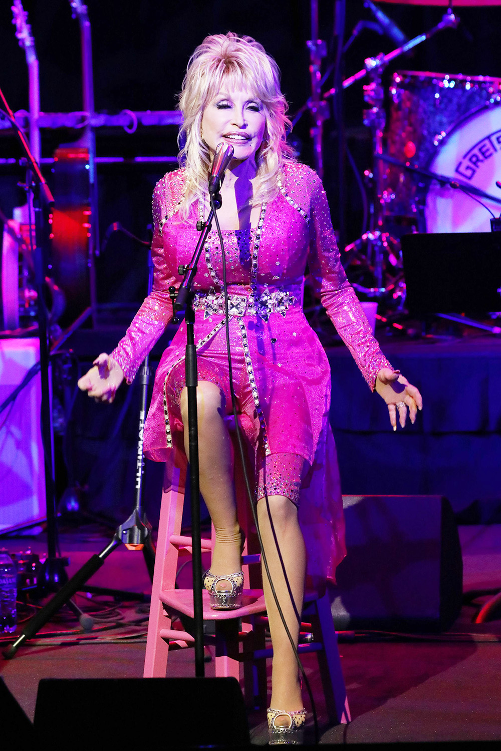 Dolly Parton Sparkles In Bejeweled Outfit For Benefit Concert Photos