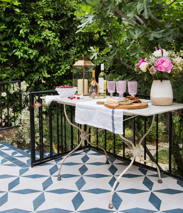 Garden patio with romantic gallery - Roll Paper Think