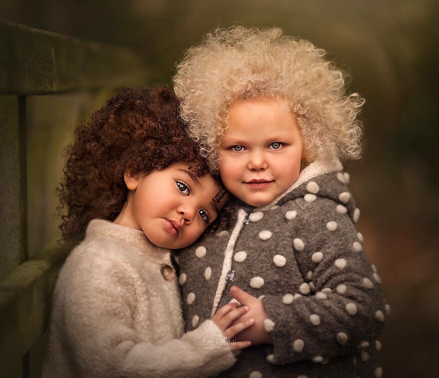 Fotógrafa cria projeto para valorizar cabelos cacheados e crespos de crianças