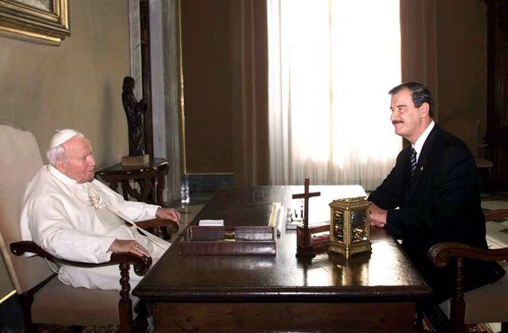 Visita a la Santa Sede 18 de octubre de 2001. El Presidente Vicente Fox Quesada sostuvo un encuentro con Su Santidad Juan Pablo II, en la ciudad del Vaticano.