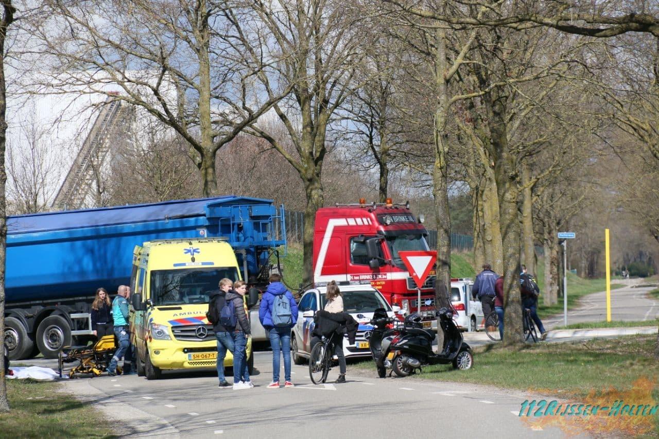 Markelo Bromfietser Zwaargewond Bij Aanrijding Met Vrachtwagen Traumahelikopter Geannuleerd Regionews 112rijssen Holten