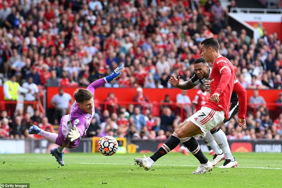 Cristiano Ronaldo scores twice on his return to Manchester United in 4-1 win over Newcastle (photos/video)