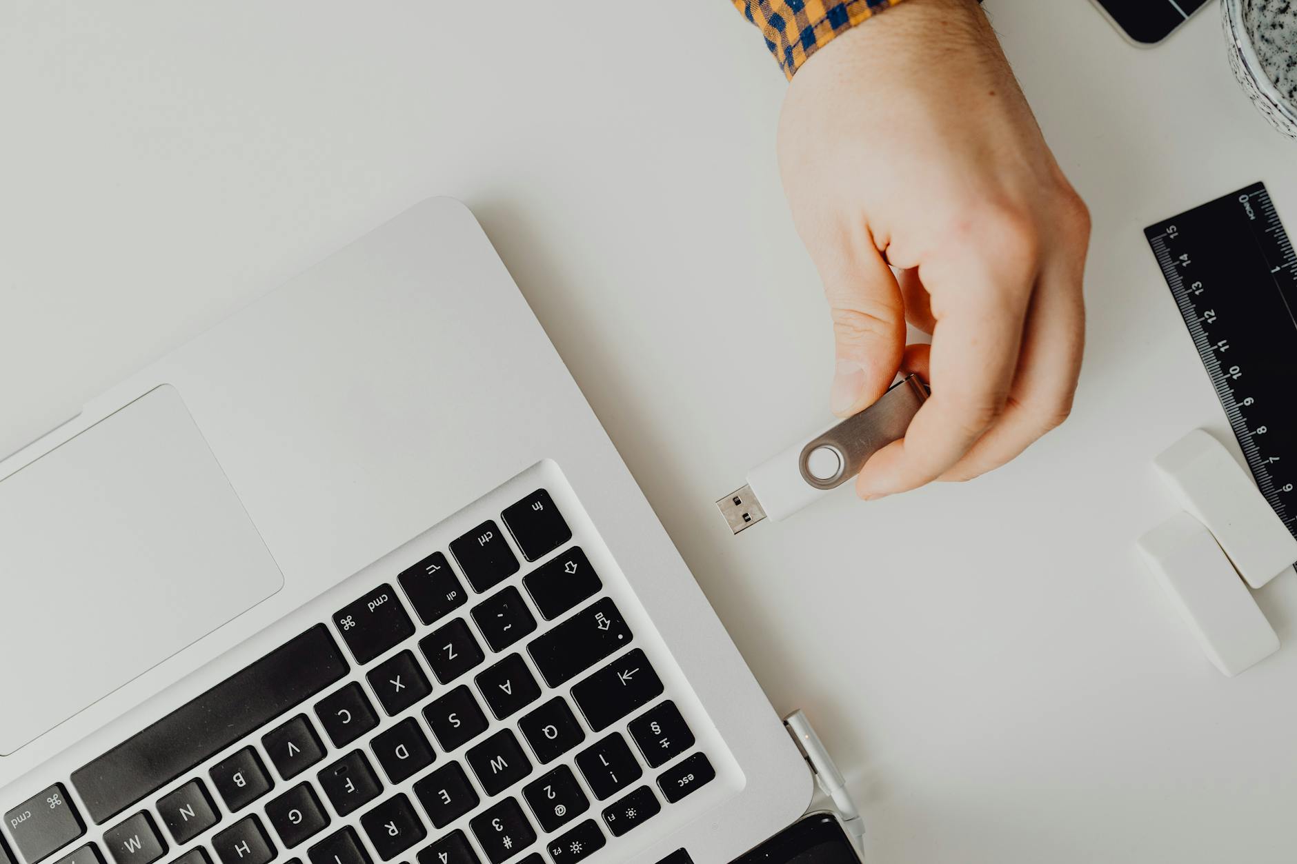 connecting flash memory to laptop