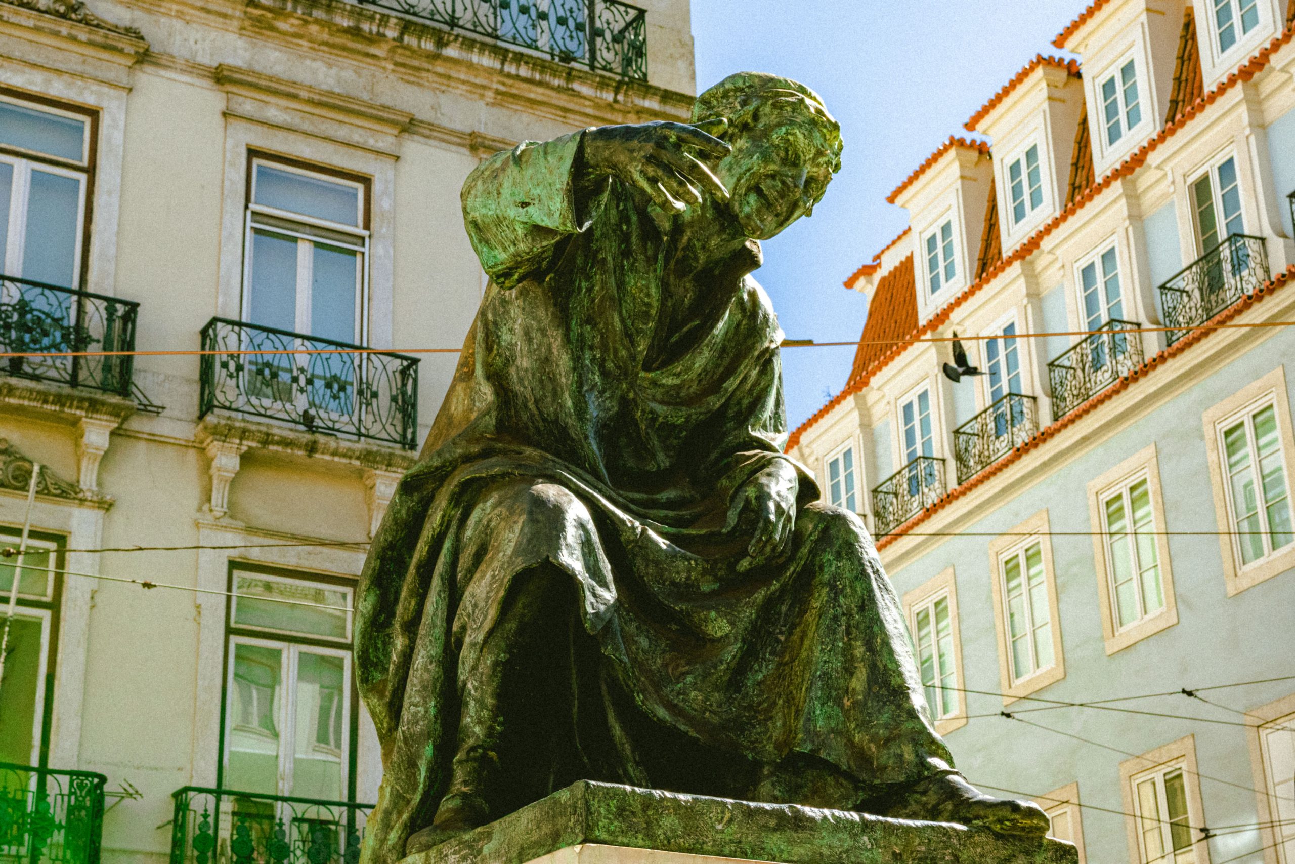 estátua poeta Chiado