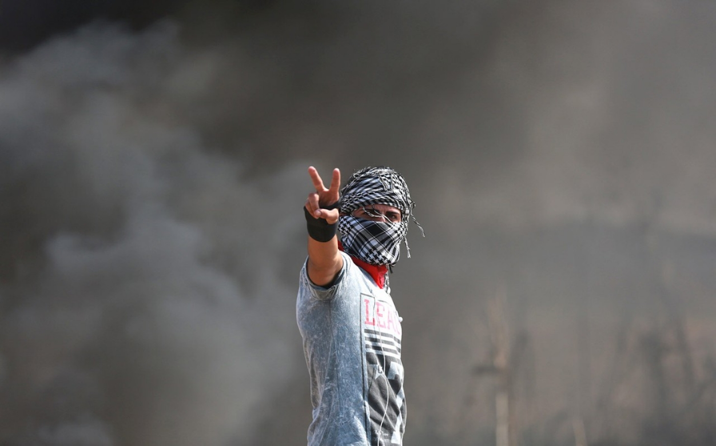 Palestino marcando un dos con sus dedos