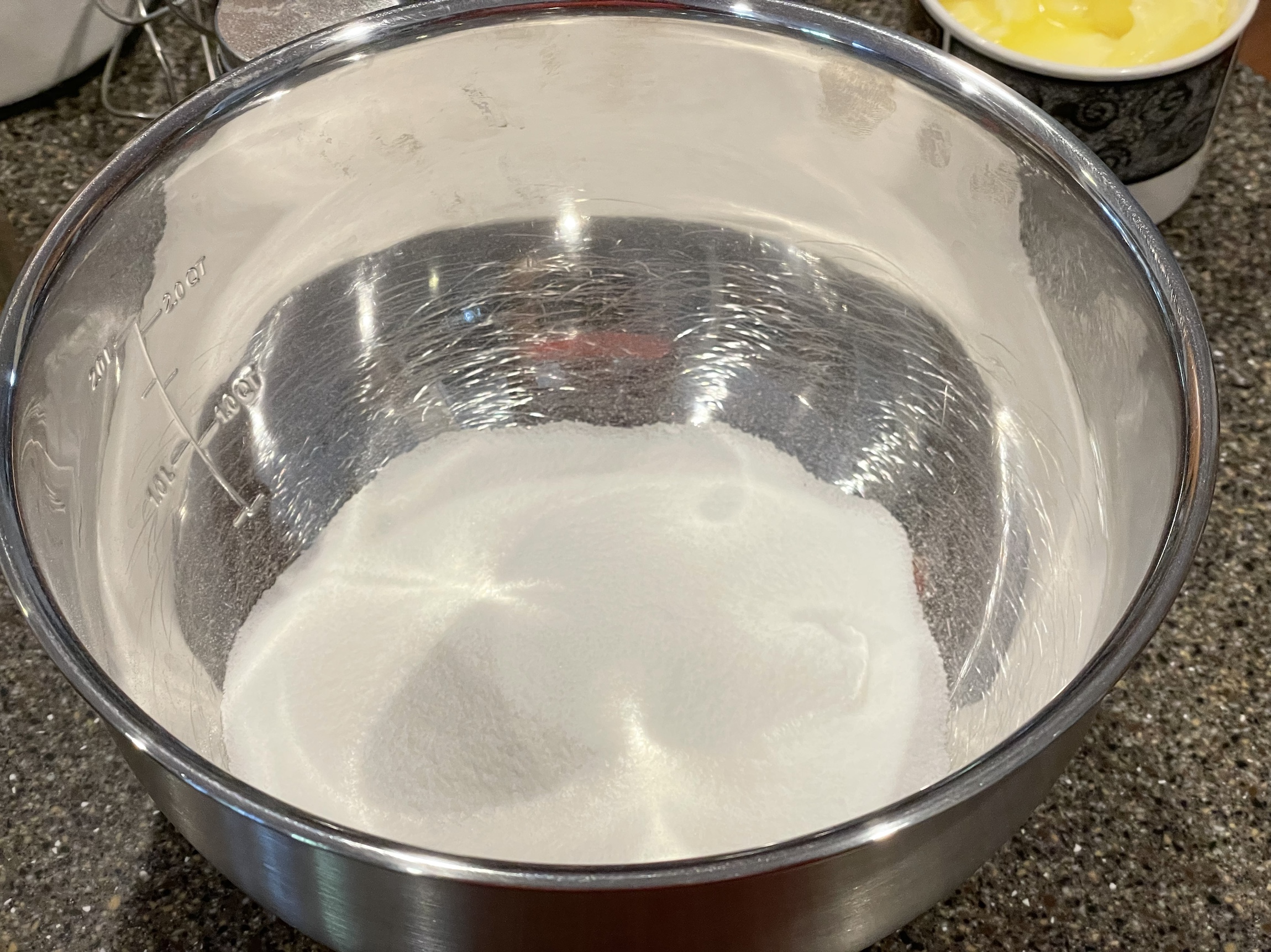 Mix sugar and vanilla extract in large bowl