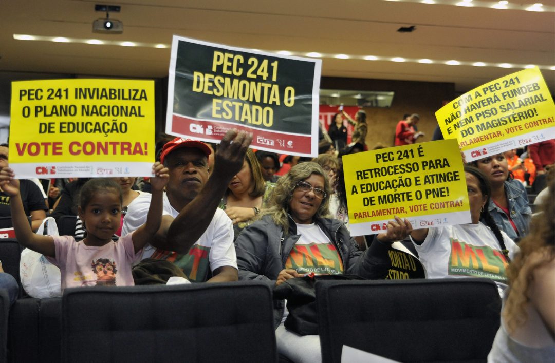 Manifestantes protestam contra a PEC 241 em seminário na Câmara