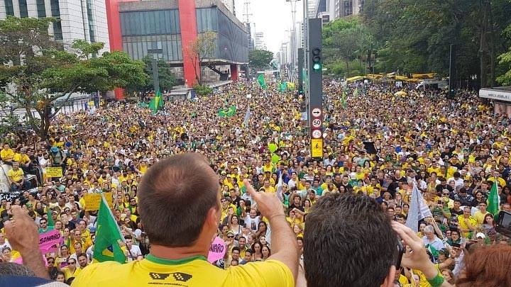 Manifestação a favor de Jair Bolsonaro (PSL) na Avenida Paulista no dia 30 de setembro: ato ocupou três quarteirões