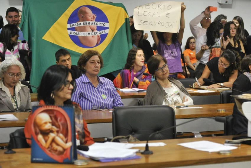 Comissão no Senado em 2016 discutindo projeto que regula interrupção da gravidez pelo SUS no país