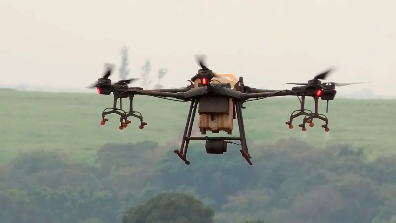 Imagem mostra drone sobrevoando área aberta