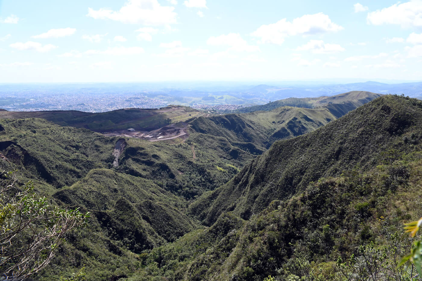 Imagem mostra extensão da Serra do Curral, área de preservação de mata nativa em Minas Gerais