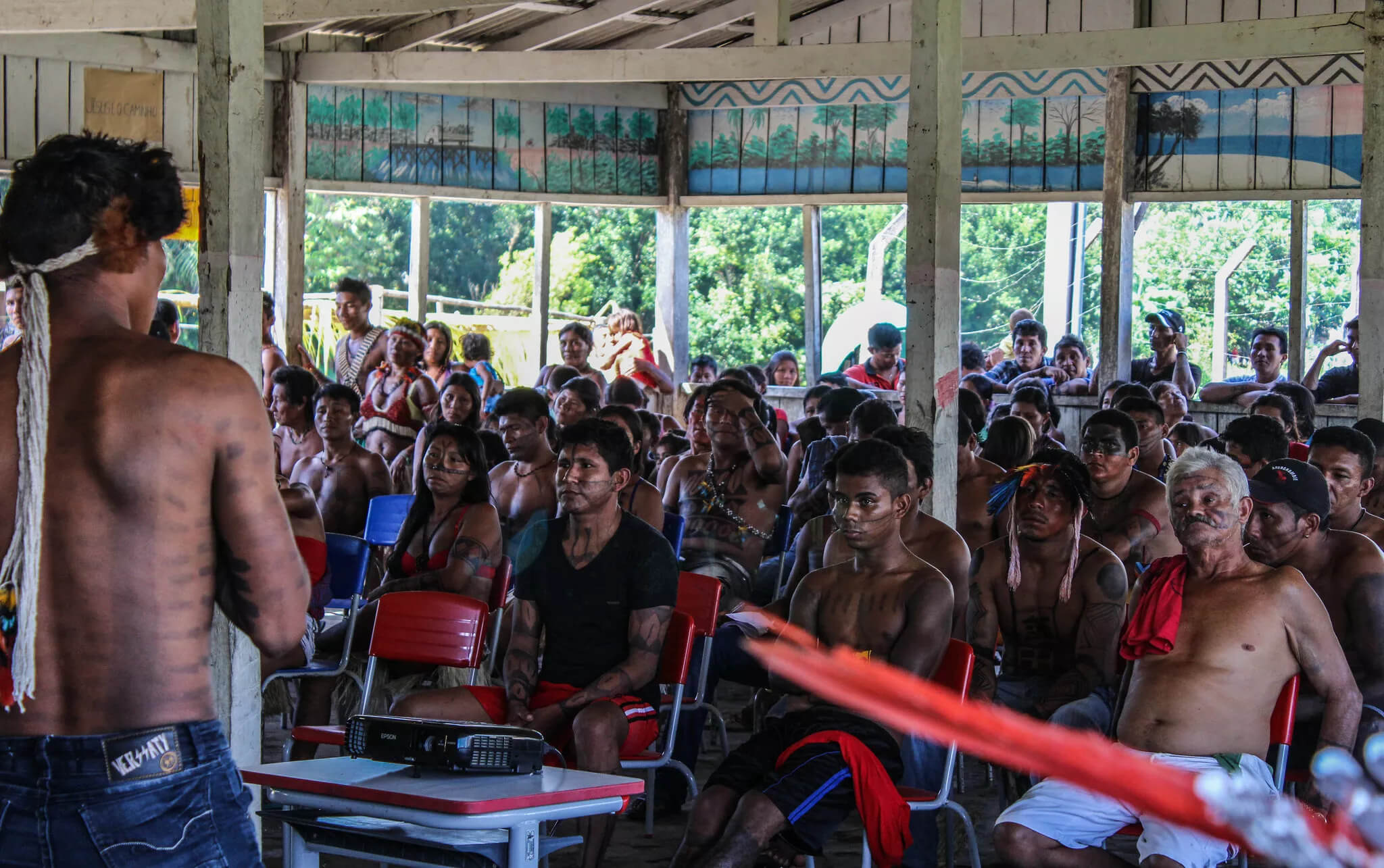 Membros dos povos Kayabi, Apiaká, Munduruku e Rikbatsa em reunião na Aldeia Teles Pires para discutir articulação contra hidrelétricas no rio Tapajós, em 2015