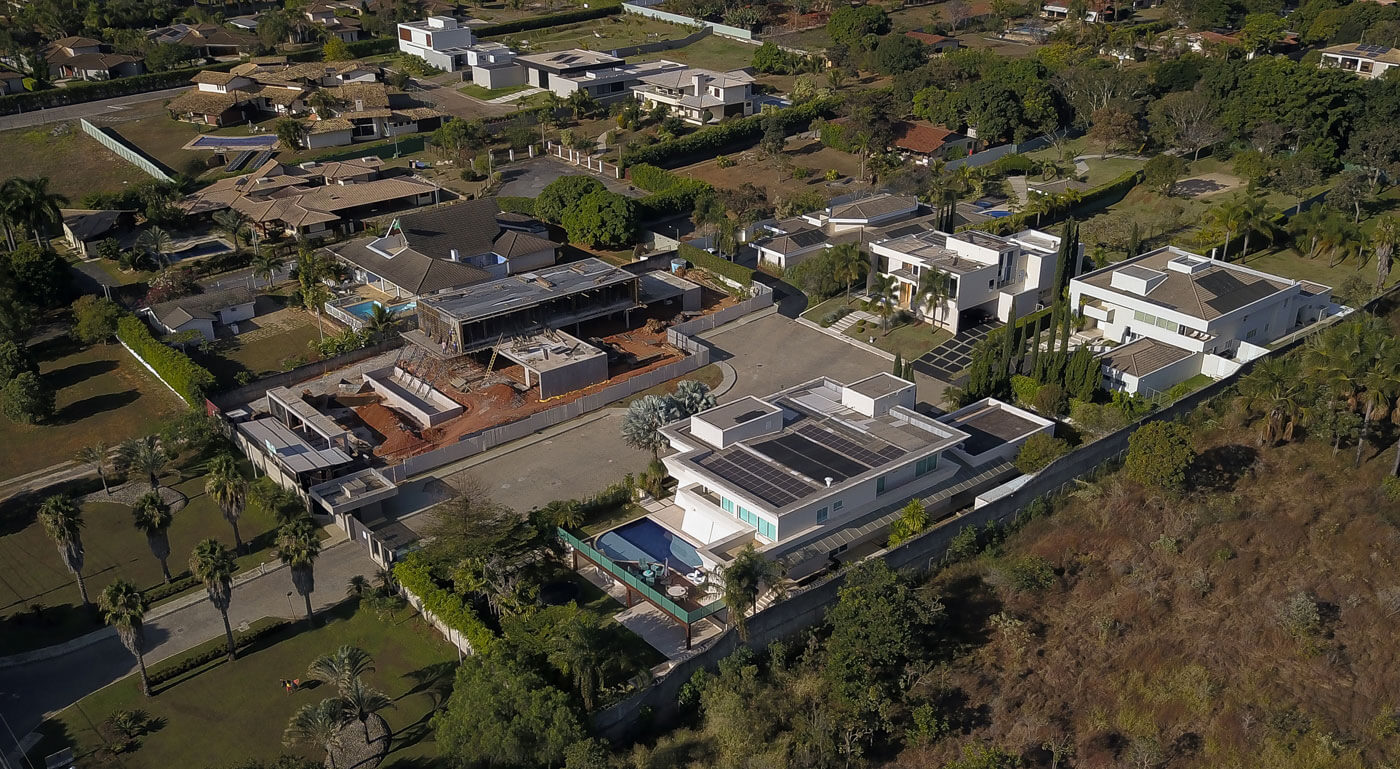 Imagem aérea de mansão de Flávio Bolsonaro, localizada em meio a uma imensa área verde