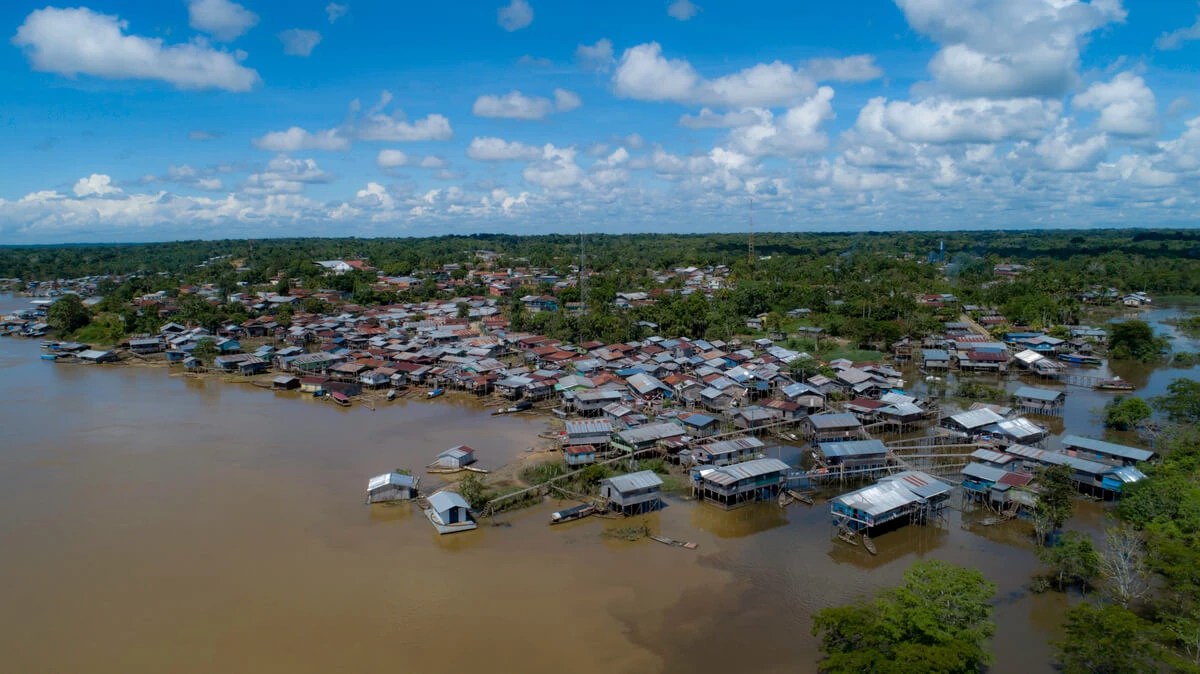 Imagem aérea mostra região a margem de um rio em Atalaia do Norte, no Vale do Javari.