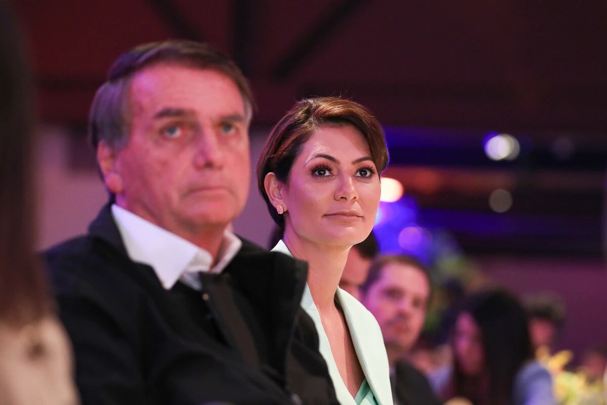 Na imagem, o presidente Jair Bolsonaro e sua esposa, a primeira dama Michelle Bolsonaro.