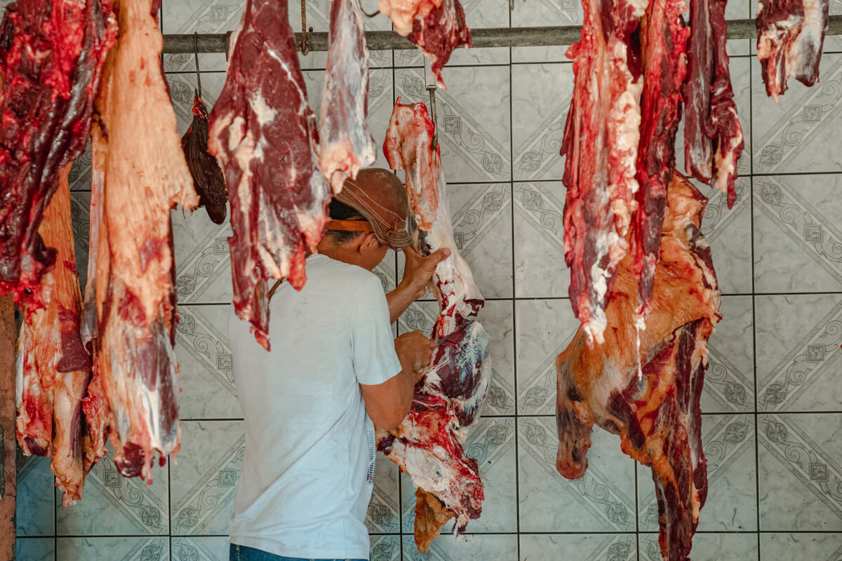 Escassez de carnes do açougue da cidade.