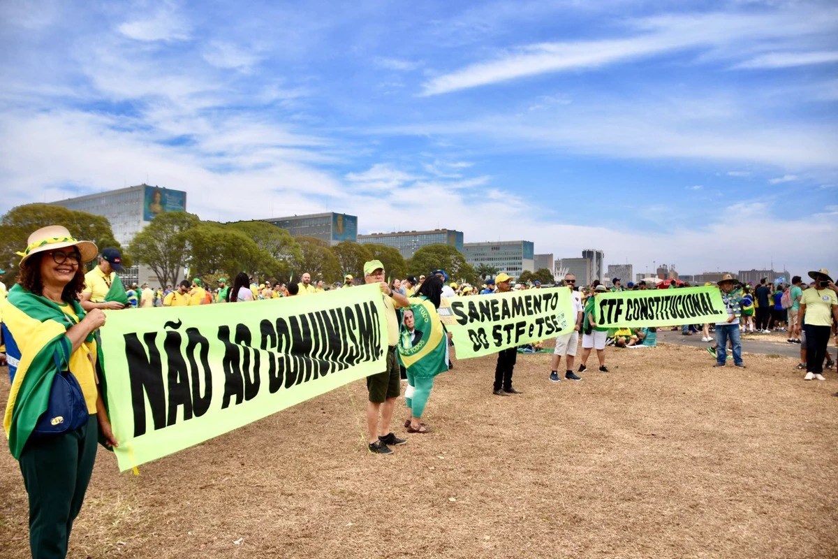 Na imagem, bolsonaristas seguram faixas contra o STF e comunismo no dia 7 de setembro.