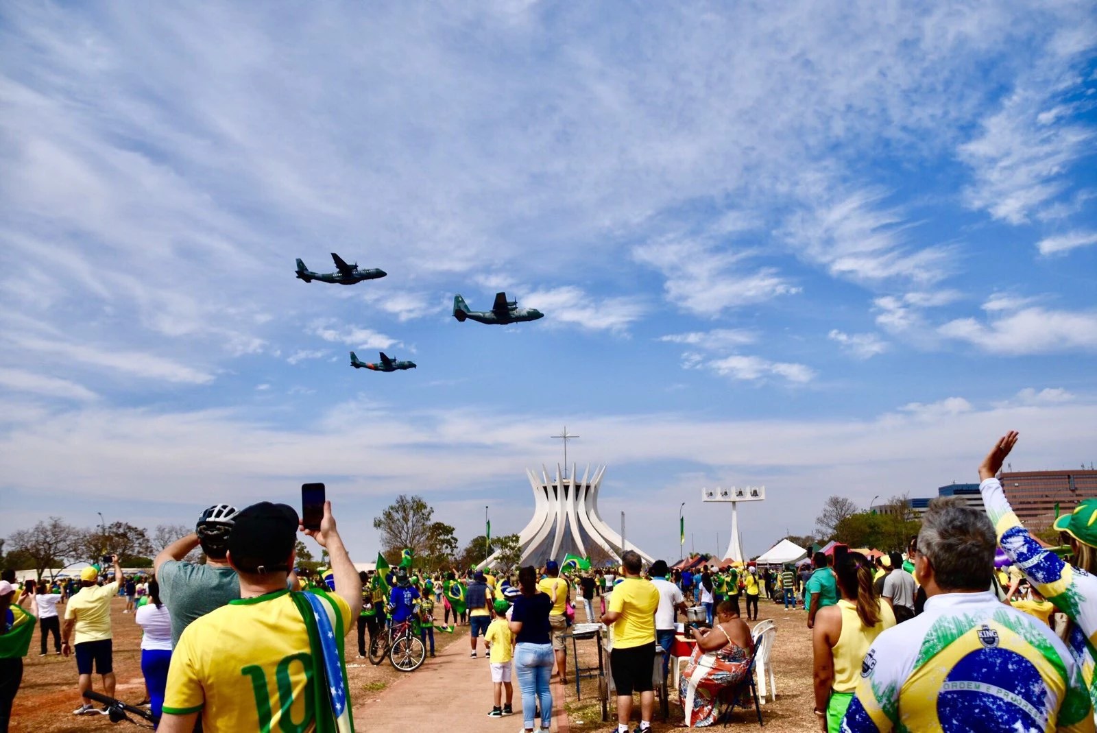 Bolsonaristas filmam força aérea na Esplanada no dia 7 de setembro.