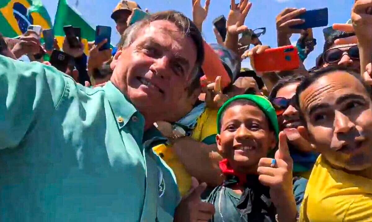 Na imagem, Jair Bolsonaro aparece ao lado de seus eleitores.