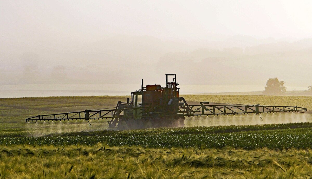 Na imagem, máquina distribui agrotóxicos por plantação.