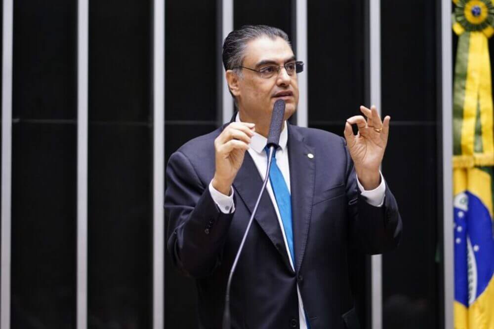 Deputado federal Lafayette de Andrada  (Republicanos – MG) é um homem branco com cabelos pretos grisalhos, na imagem usa óculos e terno preto com gravata azul, ele gesticula enquanto fala ao microfone.