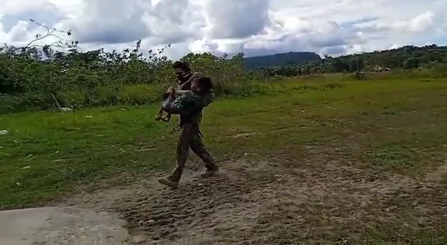 Soldado do exército resgata criança Yanomami