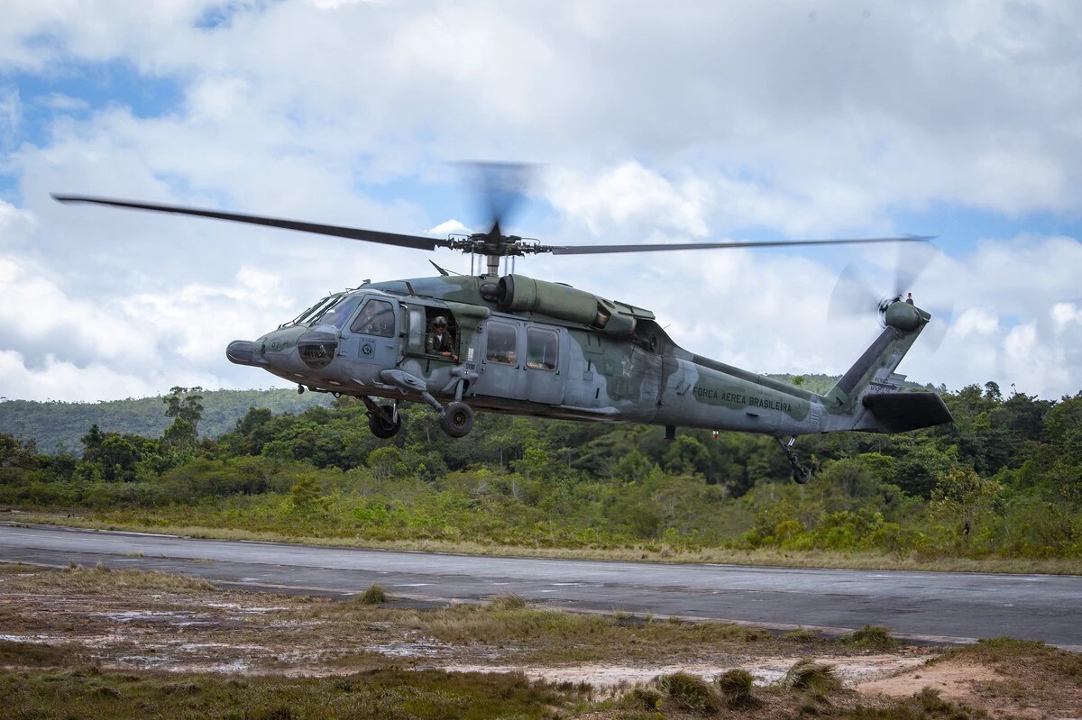 Helicóptero do exército decola em pista de pouso na TI Yanomami
