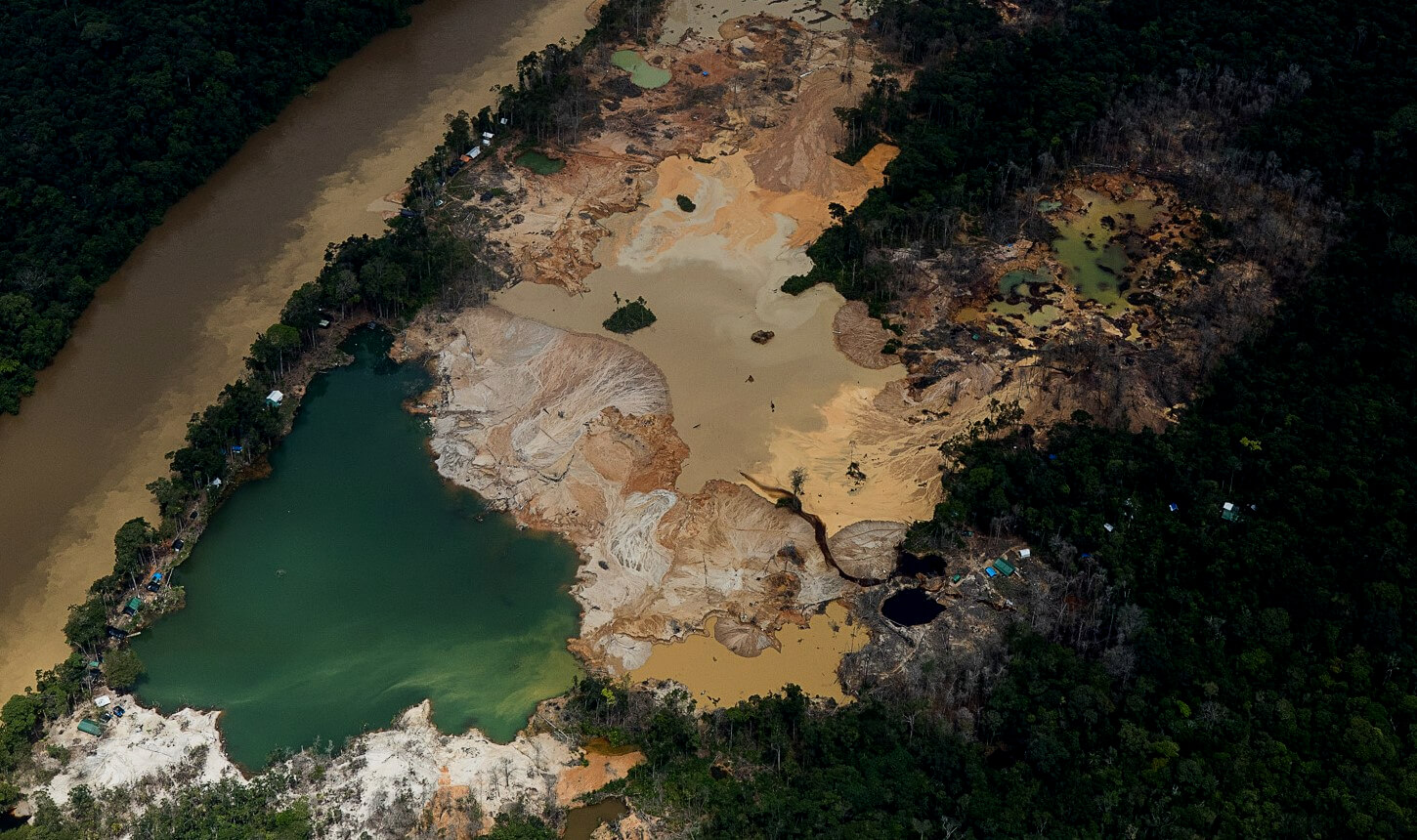 Imagem aérea de grande área de garimpo na região do rio Uraricoera na Terra Indígena Yanomami