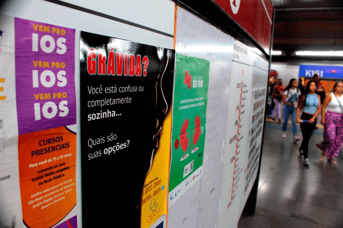 Anúncio do Cervi na estação Sé do metrô de São Paulo