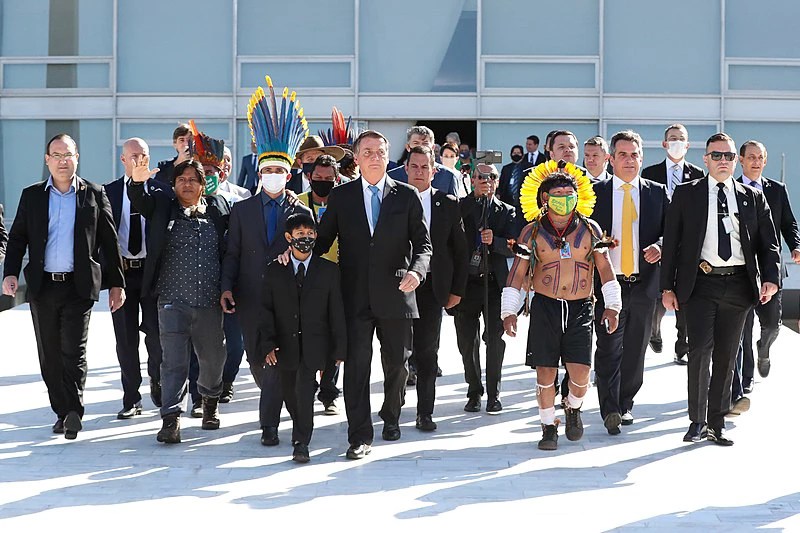 Ex-presidente Jair Bolsonaro com o então presidente da Funai, Marcelo Xavier e lideranças indígenas no ano de 2021. Eles descem a rampa do Palácio do Planalto.