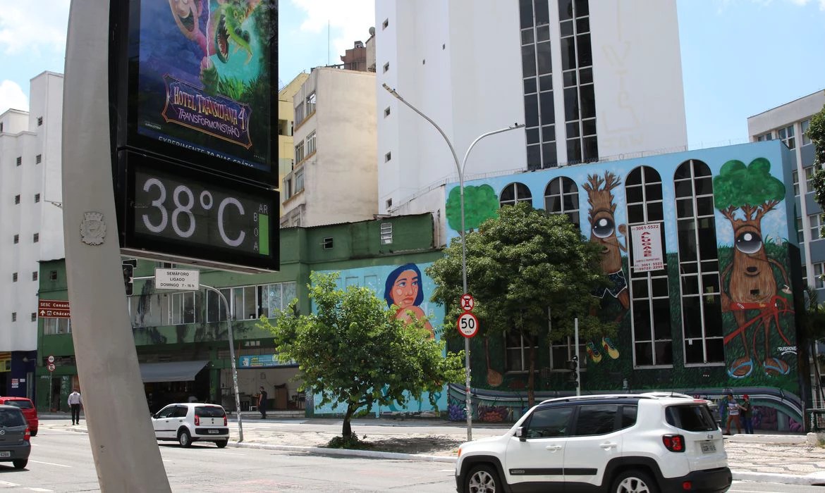 Relógio digital de rua mostra calor de 38 graus em São Paulo