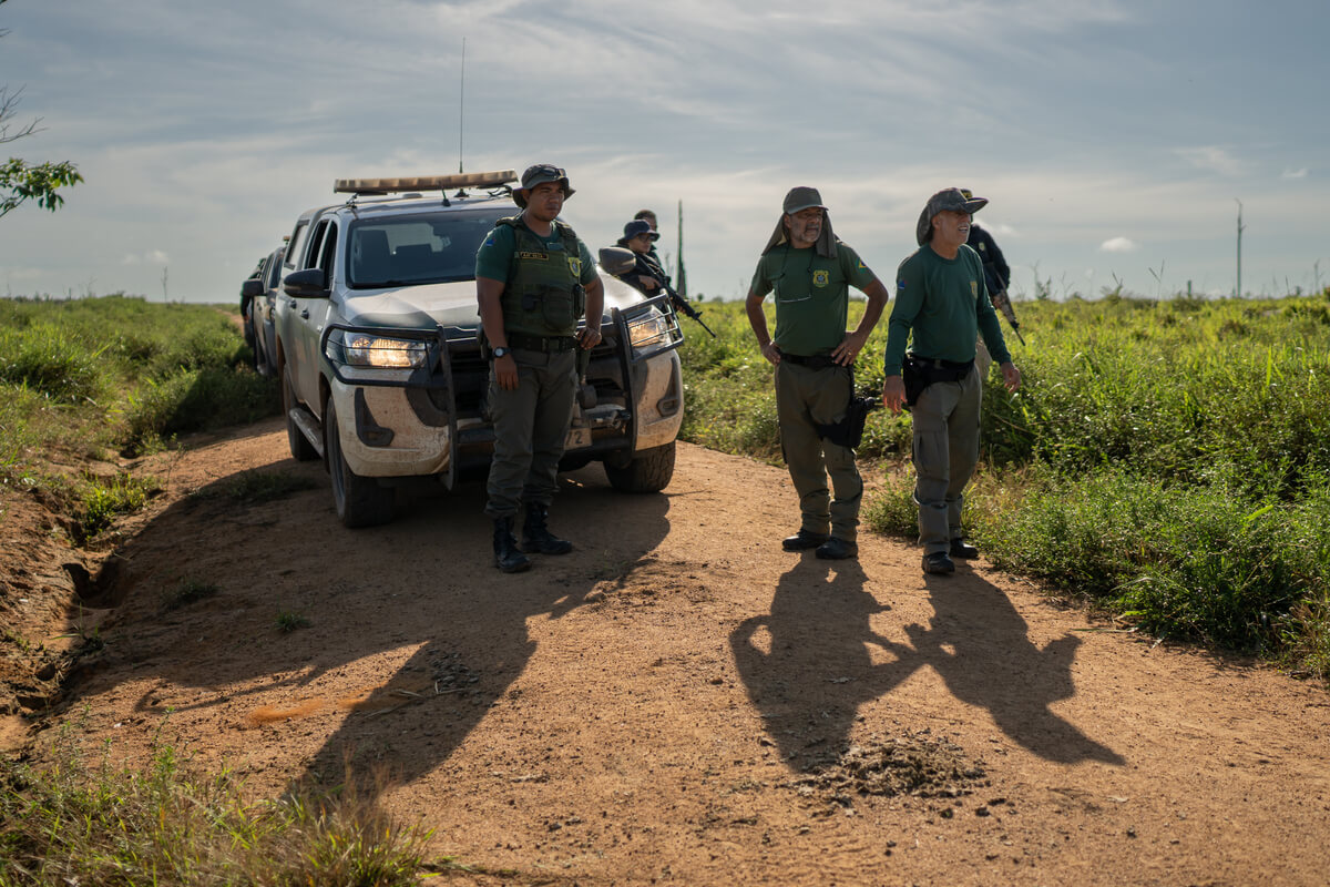 Servidores do Ibama em operação na Amazônia.