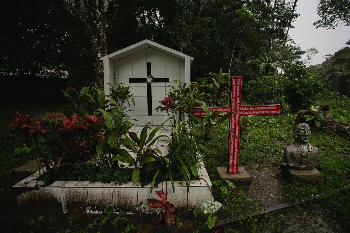 Túmulo da irmã Dorothy Stang, acompanhado pela cruz com o nome das 19 pessoas assassinadas desde então na luta pela reforma agrária em Anapu