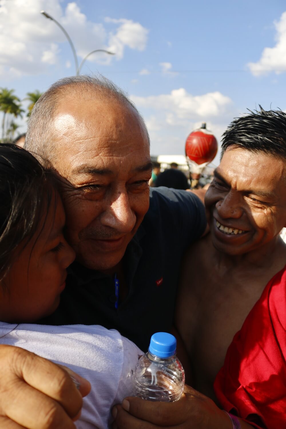 Brasílio Pripá, liderança indígena Xokleng, sendo abraçado por amigos e familiares após votação do Marco Temporal no STF em Brasília, no dia 21 de setembro de 2023