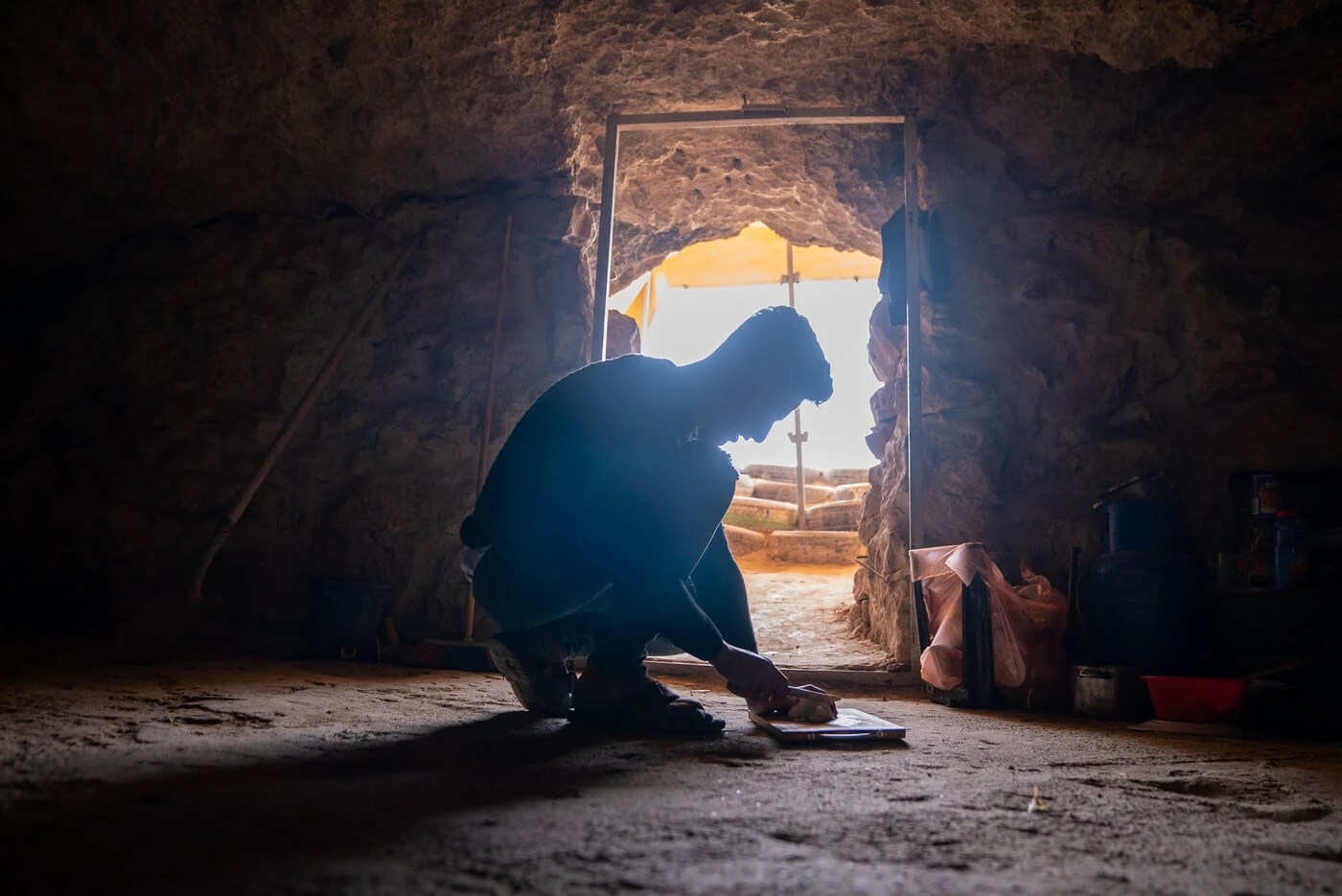 Jovem palestino em caverna na Cisjordânia