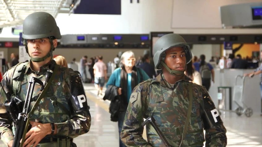 Militares do Exército em aeroporto durante execução de GLO