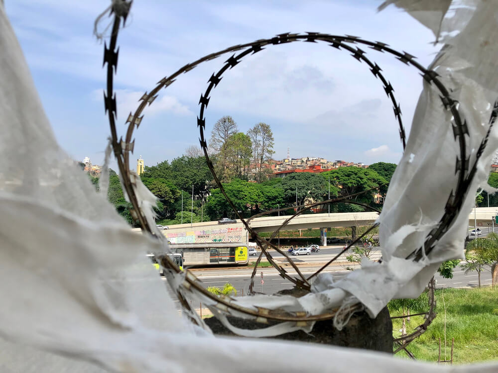 Entre o arame farpado está o bairro de Lagoinha em MG