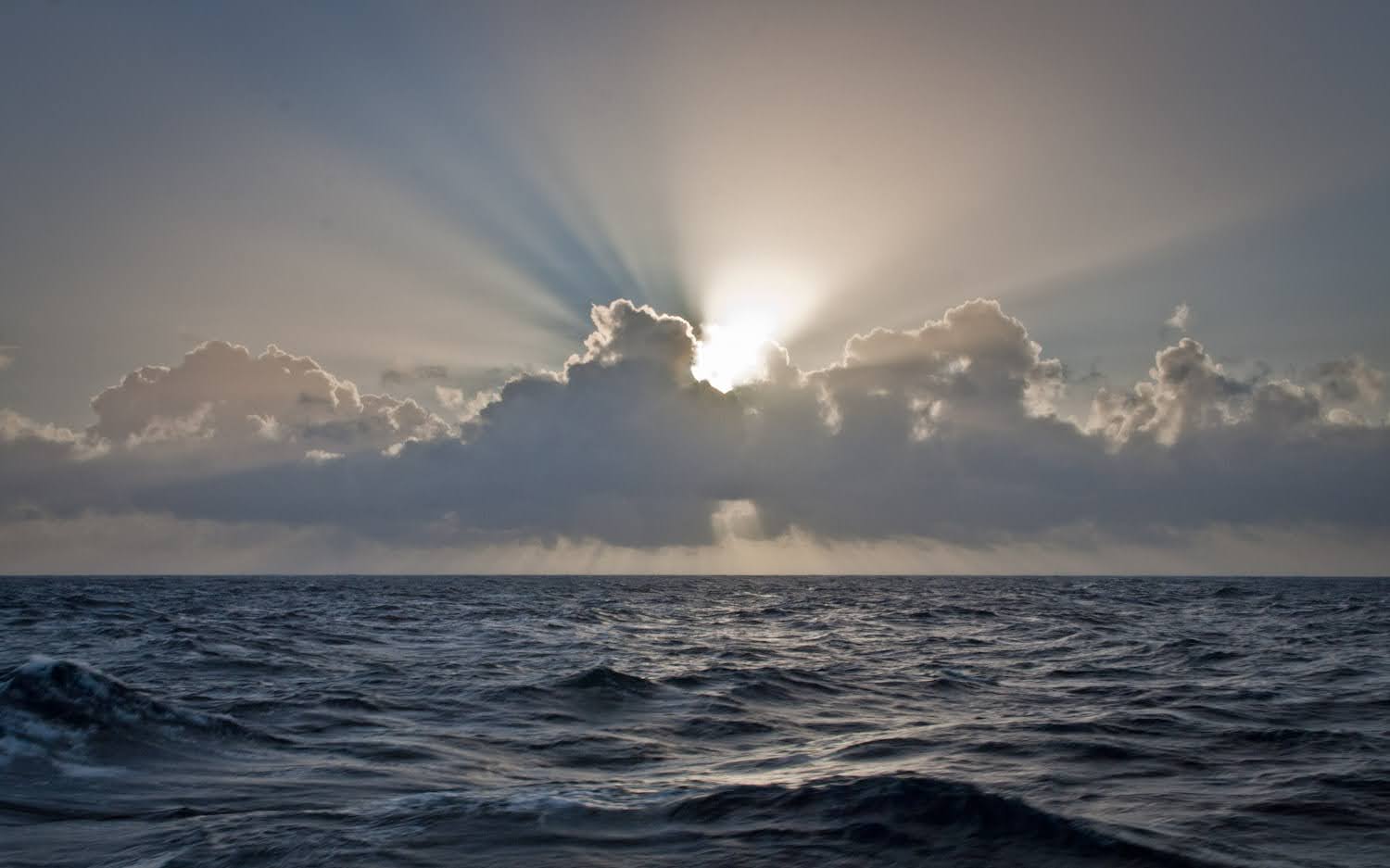 Imagem mostra pôr do sol sob oceano