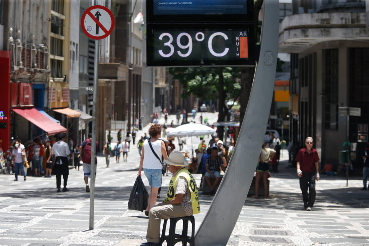 Termometro marcando 39 graus na região da Praça da Sé em 2023. Ano bateu recorde de calor e foi o ano mais quente registrado