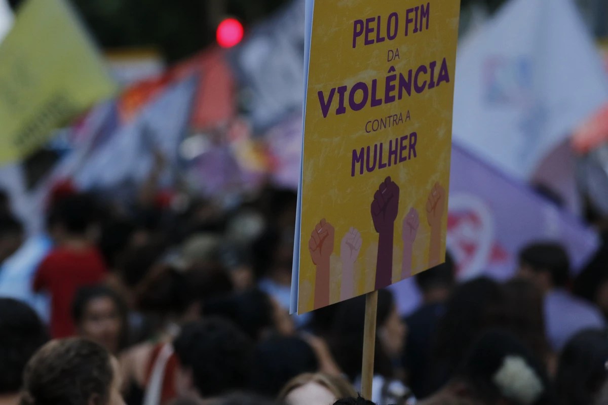 Mulheres fazem passeata no Dia Internacional da Mulher - 8M, por direitos e contra a violência e o feminicídio