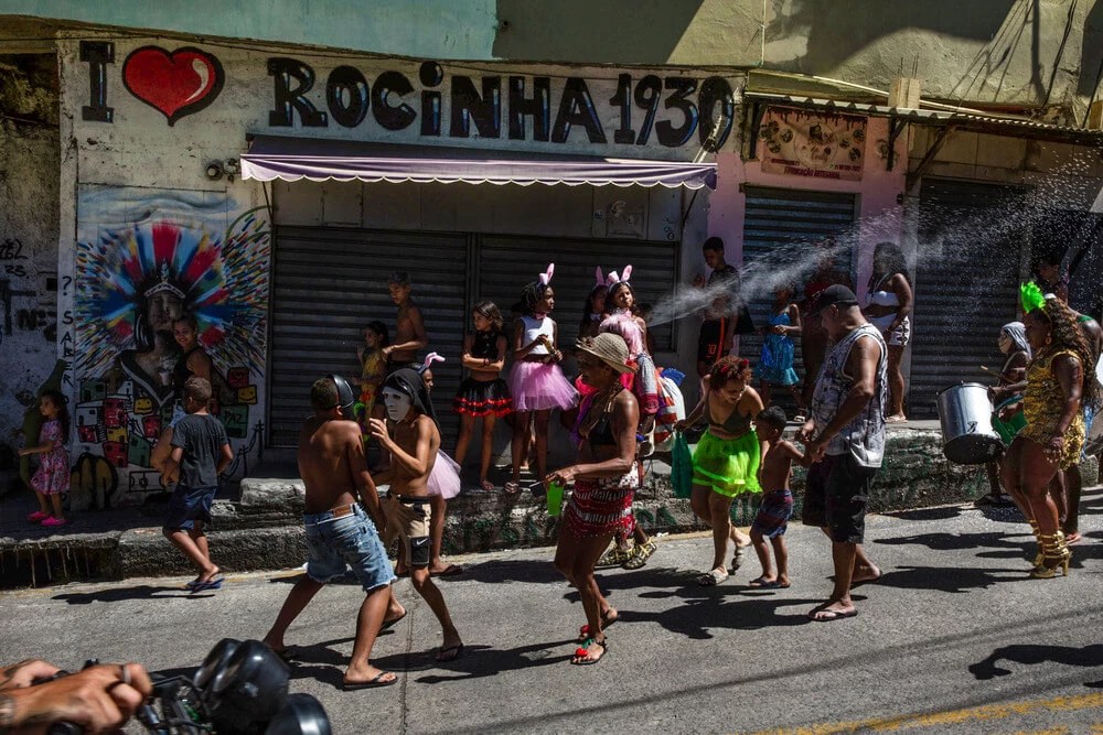 Foliões saem às ruas durante carnaval 2024
